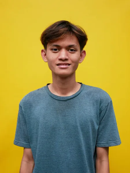 Retrato Hombre Asiático Con Expresión Feliz Con Fondo Estudio Amarillo —  Fotos de Stock