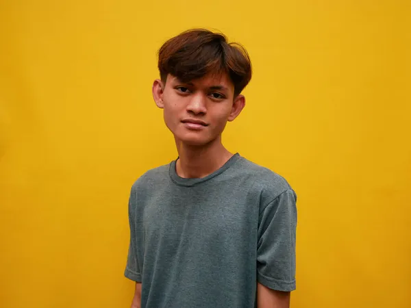 Porträtt Ung Asiatisk Man Med Platt Uttryck Med Gul Studio — Stockfoto