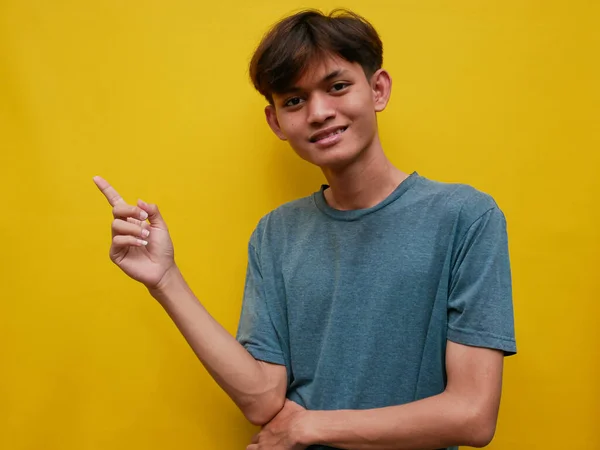 Porträtt Asiatisk Man Med Glada Uttryck Och Hand Pekar Som — Stockfoto