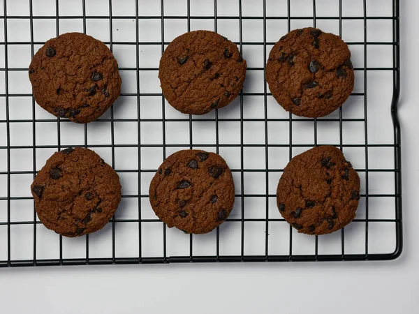 Cookies Aux Pépites Chocolat Sur Support Refroidissement Avec Fond Blanc — Photo