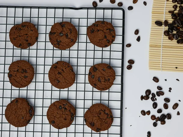 Kue Coklat Chip Pada Panggangan Dengan Biji Kopi Pada Latar — Stok Foto