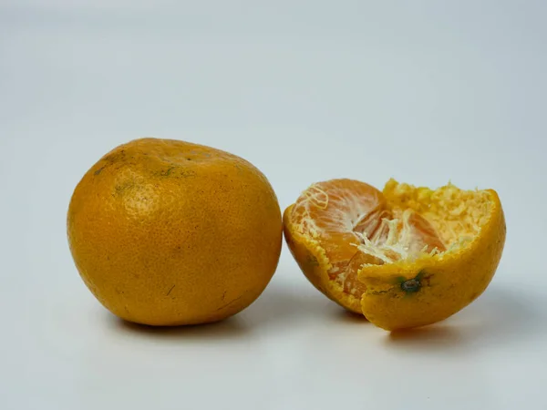 两只橙子 一只在白色的背景上剥皮 健康水果概念 — 图库照片