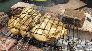 Kızarmış tavuk yapma süreci. Açık havada yemek yapmak.