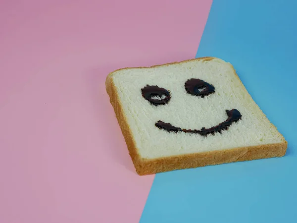 Bílý Chléb Smajlíkem Emotikon Modrém Růžovém Pastelovém Pozadí — Stock fotografie