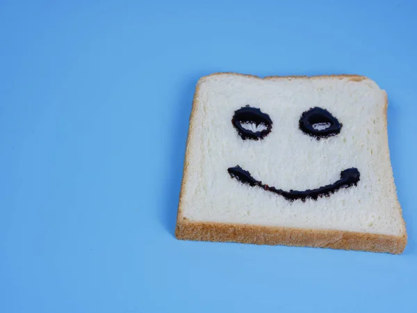 Pão Branco Com Emoticon Sorridente Fundo Pastel Azul — Fotografia de Stock