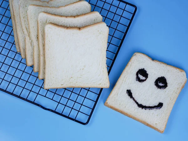 Wit Brood Met Smiley Emoticon Blauwe Pastelachtergrond — Stockfoto