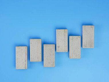 işletme yukarı ve aşağı grafik kavramı, ahşap blok mavi arkaplan izole