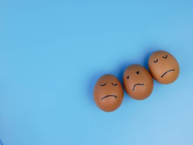 Pozitif düşünme konsepti, üzgün yüzlü bir grup tavuk yumurtası ve bir gülümseme.