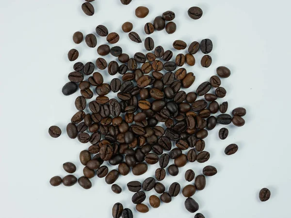 Kızarmış Kahve Çekirdekleri Beyaz Arka Planda Izole Edilmiş — Stok fotoğraf