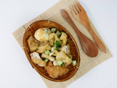 Bambu tabağında batagor ya da kızarmış hamur köftesi.