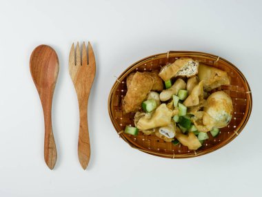 Bambu tabağında batagor ya da kızarmış hamur köftesi.