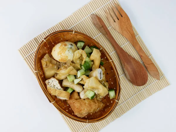 Bambu tabağında batagor ya da kızarmış hamur köftesi.