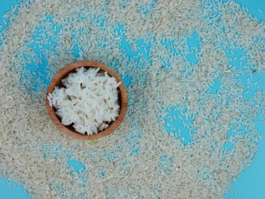 pirinç küçük ahşap bir kasede ve dağınık pirinç.