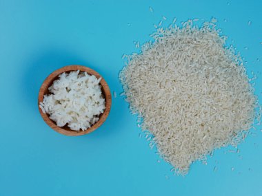 pirinç küçük ahşap bir kasede ve dağınık pirinç.