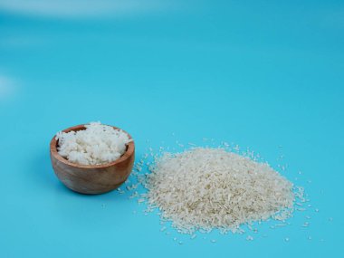 pirinç küçük ahşap bir kasede ve dağınık pirinç.