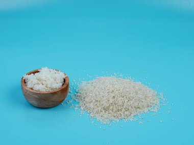 pirinç küçük ahşap bir kasede ve dağınık pirinç.