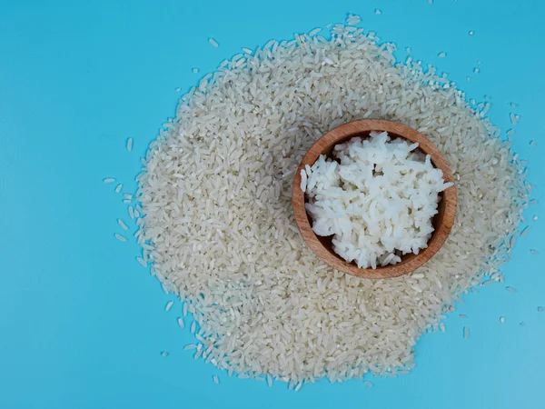 pirinç küçük ahşap bir kasede ve dağınık pirinç.