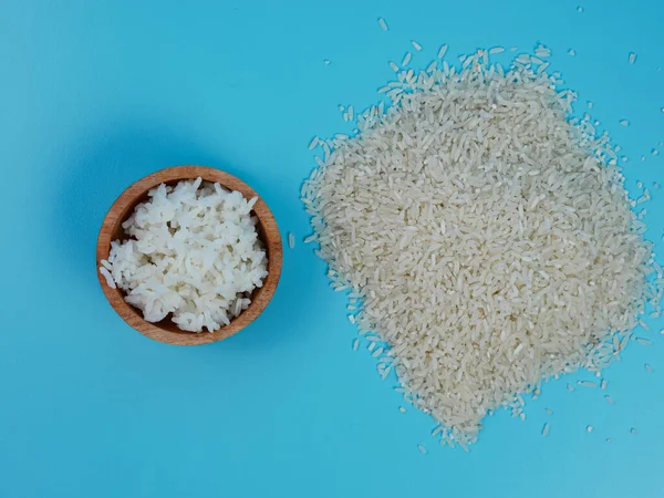 pirinç küçük ahşap bir kasede ve dağınık pirinç.