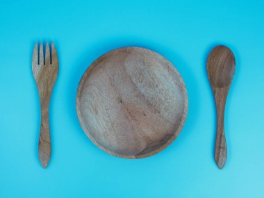 Çatal, kaşık ve çatallı boş tahta tabak, çatal bıçak takımı. diyet kavramı.