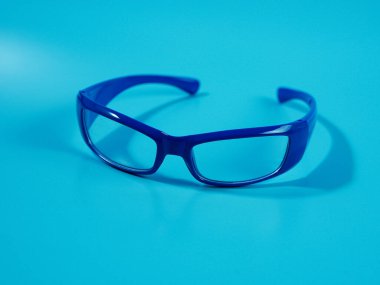 İzole edilmiş saydam lensli mavi gözlük. moda konsepti için.