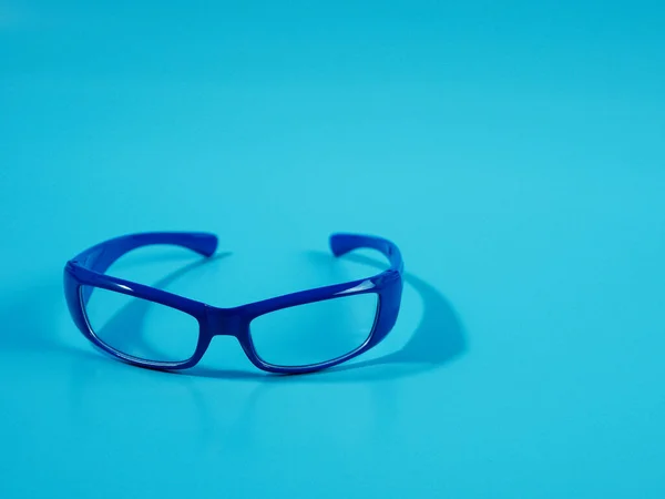 Niebieskie Okulary Izolowanymi Przezroczystymi Soczewkami Dla Koncepcji Mody — Zdjęcie stockowe