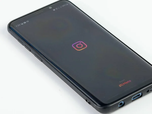 Pantalla Del Teléfono Inteligente Está Abriendo Aplicación Instagram Meta Indonesia —  Fotos de Stock
