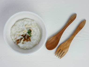 Pirinç lapası kasede, sabah kahvaltısı için masanın üstünde..