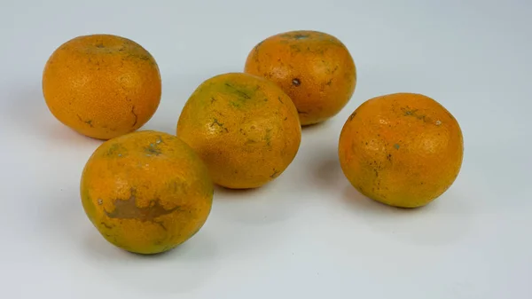 Beyaz Arka Planda Izole Portakallar Turunçgiller Sağlıklı Meyve Kavramı — Stok fotoğraf