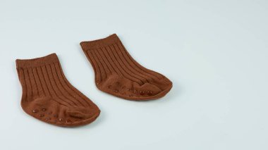 Beyaz arka planda izole edilmiş bir çift bebek çorabı..