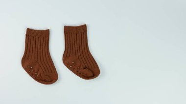 Beyaz arka planda izole edilmiş bir çift bebek çorabı..