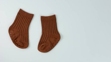 Beyaz arka planda izole edilmiş bir çift bebek çorabı..