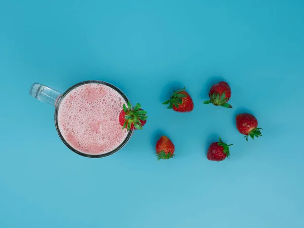 Top View Strawberry Milkshake Juice Glass Blue Background Healthy Fruit — Zdjęcie stockowe