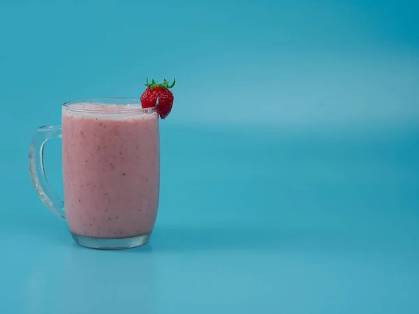 Strawberry Milkshake Juice Glass Blue Background Healthy Fruit Drink Concept — Zdjęcie stockowe