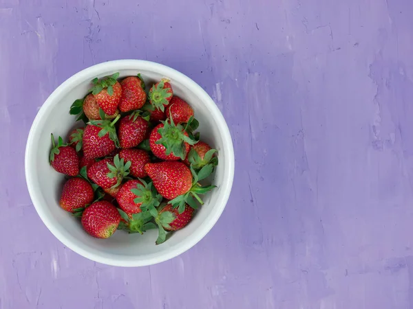 Strawberries White Bowl Purple Background Healthy Vegetarian Fruit Concept — Fotografia de Stock