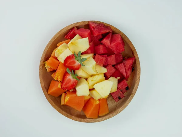 白を基調とした木の板の上からイチゴ パパイヤ アップル スイカをスライスしたものの上からの眺め 健康的な果物の概念 — ストック写真