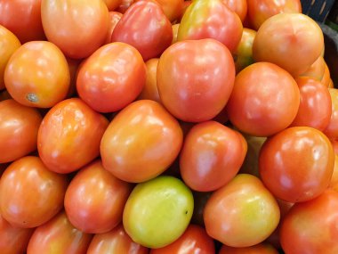 high angle fresh tomatoes on the supermarket shelf.
