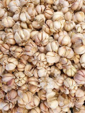 top view of garlic on a supermarket shelf.