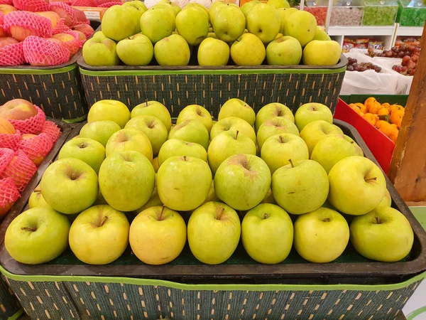 Fresh Green Apples Supermarket Shelf — стоковое фото