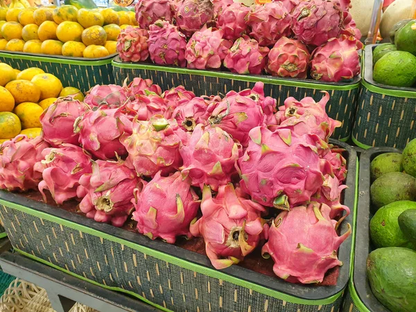 Frische Rote Drachenfrüchte Supermarktregal — Stockfoto