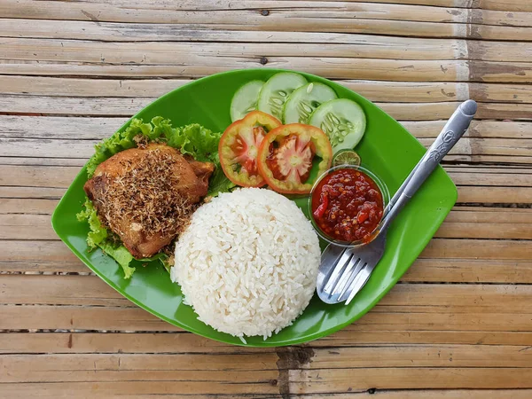Gegrilltes Huhn Mit Sojasauce Mit Reis Lalap Und Chilisoße Serviert — Stockfoto