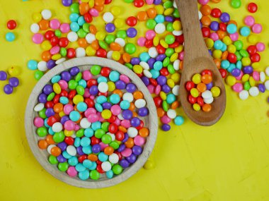 Renkli şekerlerin üst görüntüsü. Gökkuşağı şekerleri serpiştiriyor.