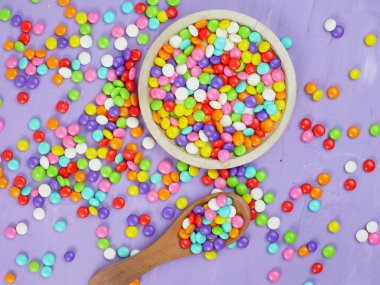 Renkli şekerlerin üst görüntüsü. Gökkuşağı şekerleri serpiştiriyor.