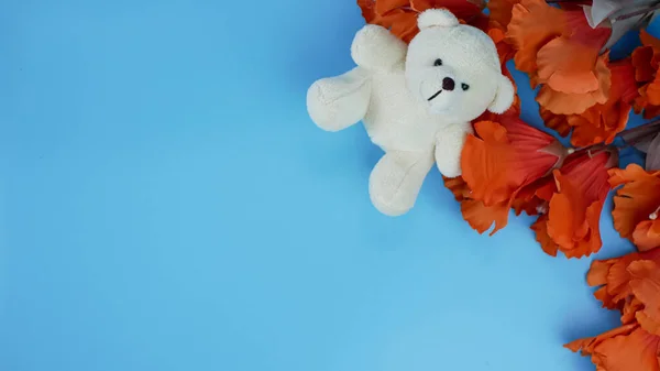 Naranja Flor Hibisco Oso Peluche Sobre Fondo Azul Con Espacio —  Fotos de Stock