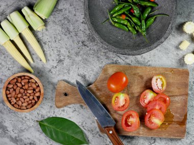 Sebze, dilimlenmiş domates, dilimlenmiş mısır, fasulye ve arnavut biberi tarifleri..