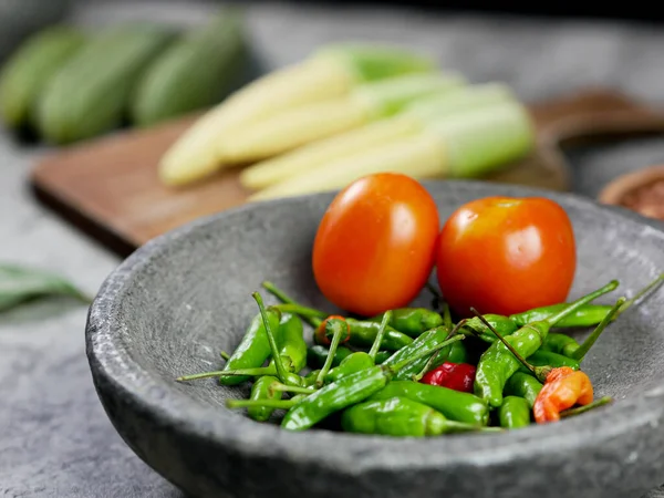 Cayennepeper Tomaten Een Stenen Mortel Tomatensaus Recept Kookconcept Voor Levensmiddelen — Stockfoto