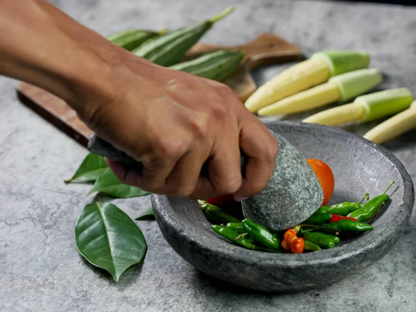 Kezek Chilit Paradicsomot Őrölnek Habarccsal Chili Szószhoz Vegetáriánus Élelmiszer Készítmény — Stock Fotó