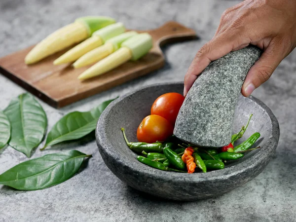 Kezek Chilit Paradicsomot Őrölnek Habarccsal Chili Szószhoz Vegetáriánus Élelmiszer Készítmény — Stock Fotó