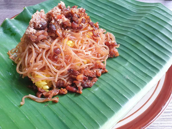 Nasi Kuning Adalah Hidangan Tradisional Indonesia Yang Disajikan Atas Daun — Stok Foto