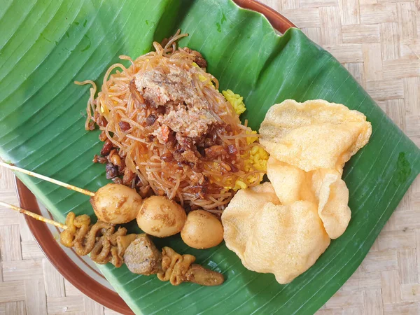 Nasi Kuning Adalah Hidangan Tradisional Indonesia Yang Disajikan Atas Daun — Stok Foto