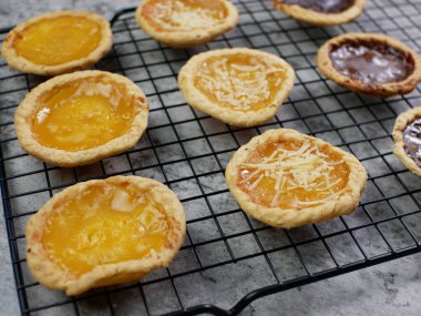 Soğutma rafında ananas, peynir ve çikolata aromalı turtalar. fırın gıda konsepti.